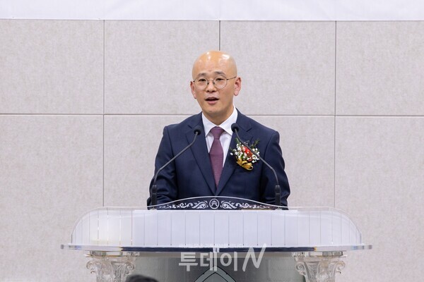 정재식 목사가 답사에서 은혜의 빚을 갚는 마음으로 전주드림교회를 섬기겠다는 다짐을 전하고 있다.