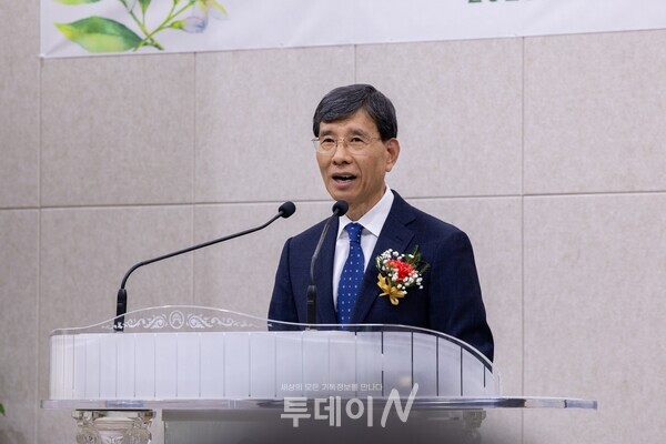 홍창민 목사가 원로목사 답사에서 ‘뒷모습까지 아름다운 목사로 남고 싶다’는 고백과 함께 하나님께 영광을 돌리고 있다.