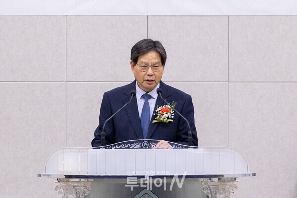 윤희원 목사가 축사를 전하며 전주드림교회와 두 목회자에게 하나님의 은혜와 평강이 가득하기를 축복하고 있다.