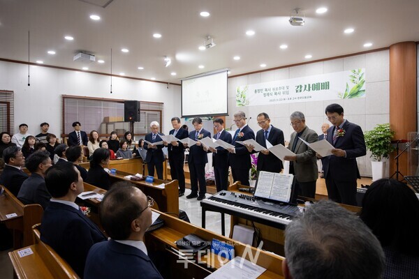 총신 81회 동문 목회자들이 특송을 올리며 홍창민 목사의 새로운 출발과 교회의 사역을 찬양으로 축복하고 있다.