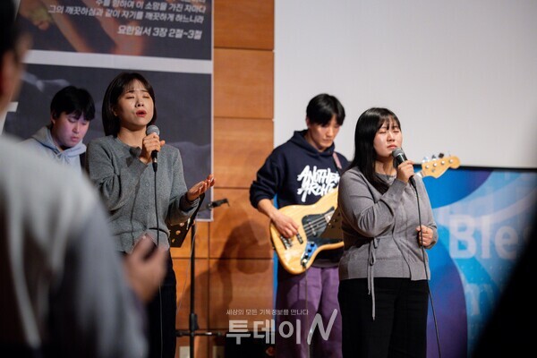 은혜가 흐르는 찬양 속에서 참석한 청년들이 하나님 앞에 깊이 반응하는 시간.