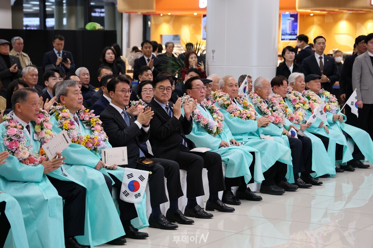 김민석 국무총리(앞줄 왼쪽 세번째)와 우원식 국회의장(왼쪽 네번째). /사진=국회