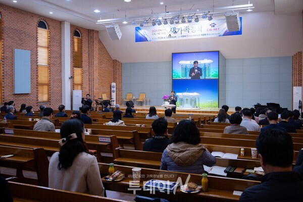 군산삼일교회 김성중 목사가 제자훈련을 통해 교회의 생태계가 변화된 현장의 간증을 전하며 목회자들에게 실제적 도전을 주고 있다.