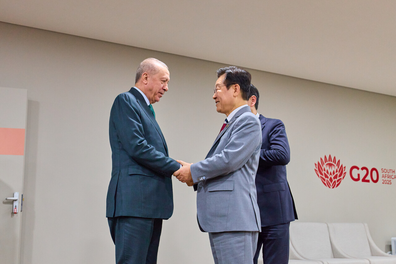 이재명 대통령과 튀르키예 대통령. 이재명 대통령이 22일(현지시간) 주요 20개국(G20) 정상회의가 열리는 남아프리카공화국 나스렉 엑스포센터에서 열린 한-믹타 정상회동에서 레제프 타이이프 에르도안 튀르키예 대통령과 인사하고 있다. 믹타(MIKTA)는 한국, 멕시코, 인도네시아, 튀르키예, 호주 등 5개국 협의체이다. 2025.11.22 [공동취재 제공. 재판매 및 DB 금지] /사진=연합뉴스