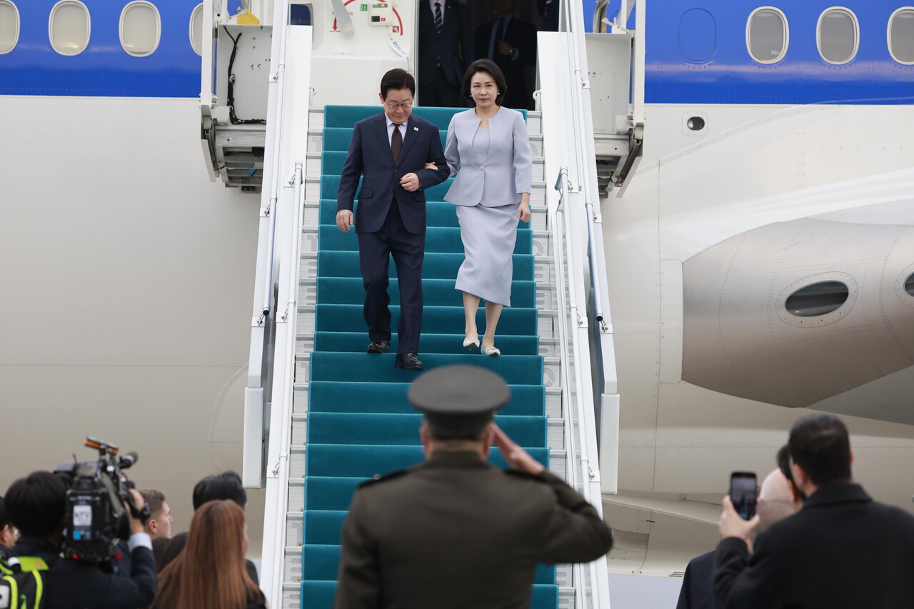 튀르키예 도착한 이재명 대통령 부부. 튀르키예를 국빈 방문한 이재명 대통령과 김혜경 여사가 24일(현지시간) 앙카라 에센보아 국제공항에 도착해 공군 1호기에서 내리고 있다. 2025.11.24 /사진=연합뉴스