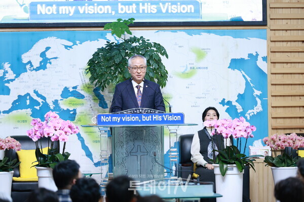 조희완 목사가 간증집회 사회를 맡아 진행하고 있다