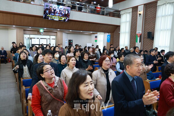 월드미션교회 성도들이 한마음 한뜻으로 다함께 찬양