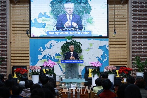월드미션교회 조희완 목사가 광고를 전하고 있다