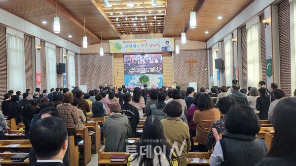 월드미션교회 샬롬찬양단과 성도들이 함께 드리는 경배찬양