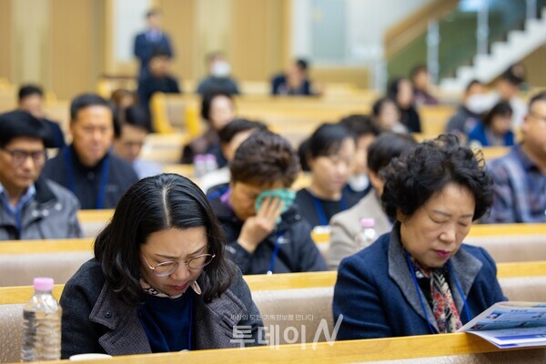 참석자들이 말씀 앞에 마음을 모아 눈물로 기도하며 군산지역 교회 회복과 복음화를 구했다.