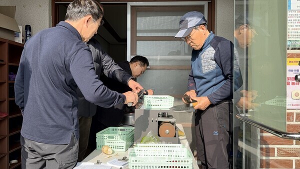 이 날 칼과  가위 50여 자루가 갈려 고창 이웃에게 큰 힘이 되었다.