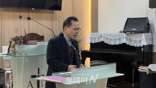 국내선교를 위해 기도하고 있는 전주 모자이크교회 정갑준 목사