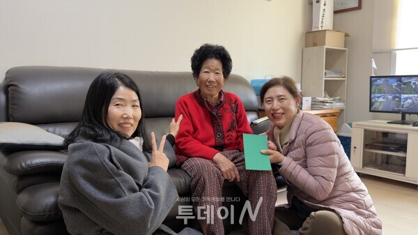 색과 그림 위주로 된 책은 어르신들이 복음을 보다 쉽게 접하는데 도움이 되었다.