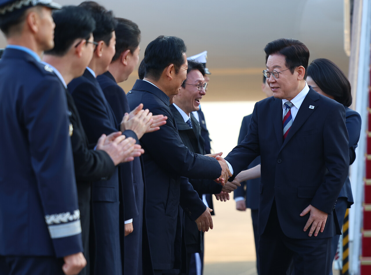 이재명 대통령, 아프리카·중동 순방 마치고 귀국. 주요 20개국(G20) 정상회의 참석을 계기로 아프리카·중동 4개국 순방을 마친 이재명 대통령이 26일 성남 서울공항에 도착해 더불어민주당 정청래 대표와 악수하고 있다. 2025.11.26 /사진=연합뉴스